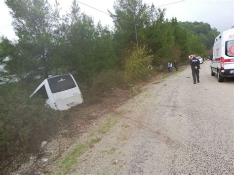 Antalya da turistleri taşıyan otobüs kaza yaptı