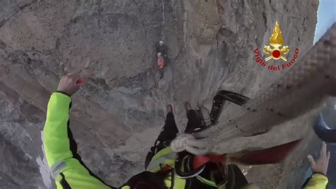 Torino Alpinisti Bloccati Su Una Parete A 3 000 Metri Lo Spettacolare