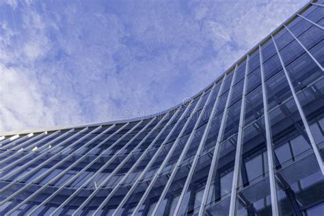 Fachada Curvada Del Edificio Azul De Cristal Moderno Con El Fondo Del