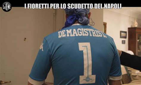 Luigi De Magistris Si Tinge I Capelli Di Azzurro Per Celebrare Lo