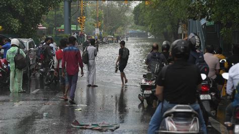 मानसून की पहली बारिश में ही द‍िल्‍ली में बाढ़ जैसे हालात मेट्रो स्टेशन