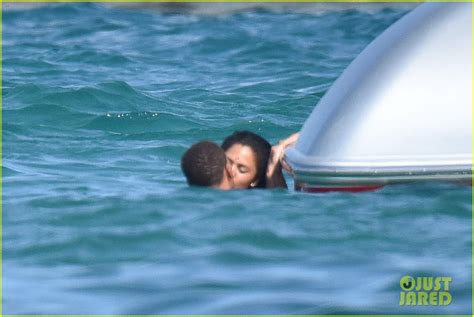 Stephen Curry Goes Shirtless For Beach Vacation With Ayesha Photo 3724273 Shirtless Photos