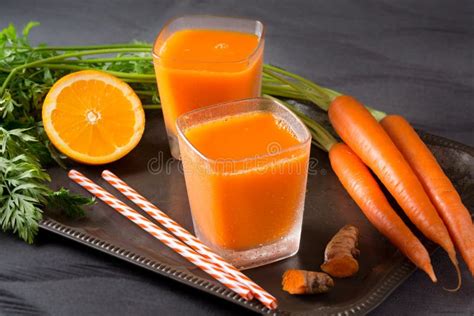 Zwei Gläser Frischer Karotte orange Saft Stockfoto Bild von vegan