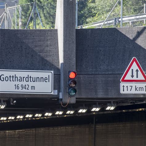 Riss In Der Decke Gotthard Stra Entunnel In Der Schweiz Gesperrt Swr