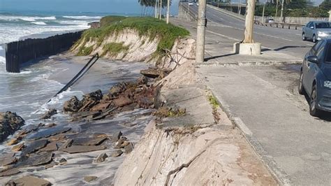 Erosão ameaça derrubar postes na orla do Pontal da Barra em Maceió