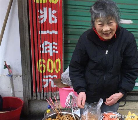 老奶奶摆摊卖小串串，二十多年坚持卖一毛钱一串，邓超都被她圈粉老人家牙签南昌