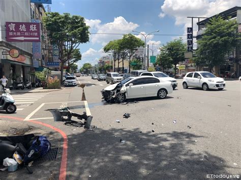 快訊／台中大里嚴重車禍！轎車失控「8連撞」 1騎士遭壓車底命危搶救中 Ettoday社會新聞 Ettoday新聞雲