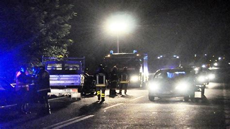 Incidente In Viale Regione Sfonda Il Guardrail E Finisce Nello