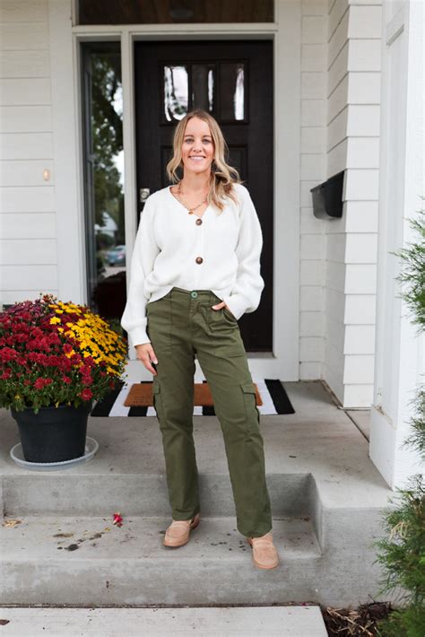 13 Stylish Green Cargo Pants Outfit Ideas For 2024 Paisley And Sparrow