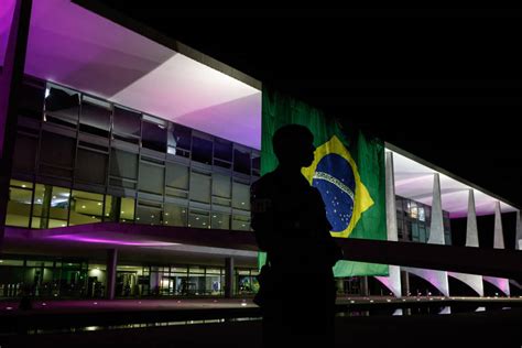 Bandeira do Brasil é retirada da fachada do Planalto 03 11 2022