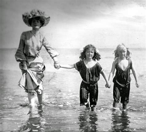 30 Interesting Vintage Photos Of Swimwear Styles From The Victorian Era