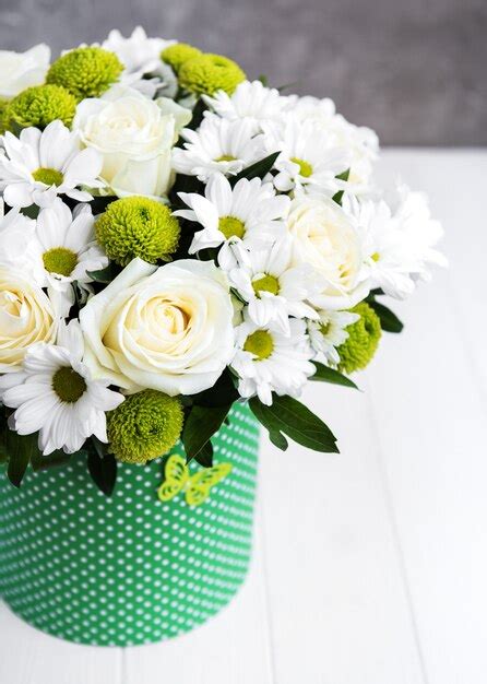 Premium Photo | Bouquet of white flowers