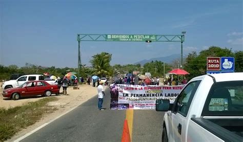 Bloquean de forma intermitente maestros de Petatlán la carretera