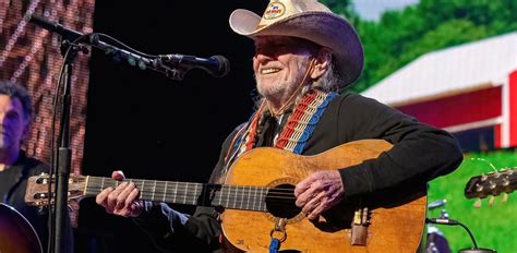 10 Best Willie Nelson Songs Of All Time - Singersroom.com