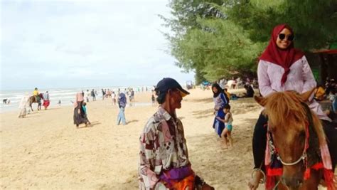 Menikmati Indahnya Pantai Lombang Sambil Berkuda Saat Lebaran Ketupat