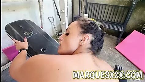 Une MILF sexy se fait sodomiser brutalement et éjaculer dans la bouche