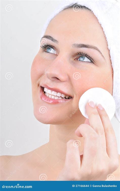 Femme Avec Le Nettoyage De Tampon De Coton Son Visage Photo Stock