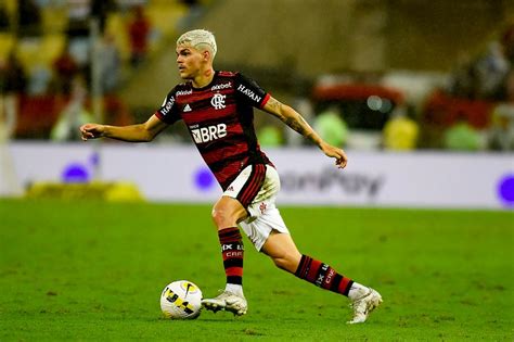 Flamengo Prepara Oferta Para Compra Definitiva De Ayrton Lucas