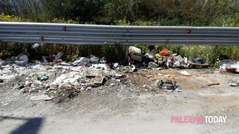 Periferia Abbandonata Via Roccella Piena Di Rifiuti Segnalazione A