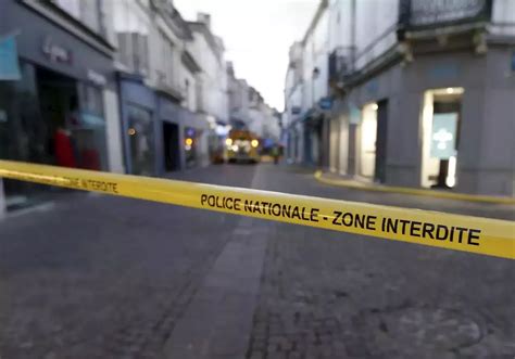 Une Femme Morte Poignard E Retrouv E Chez Elle Pr S De Paris France