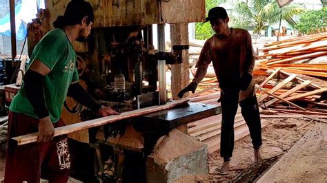 Gergaji Bandsaw Merajang Kayu Mahoni Produksi Mebel Buat Bahan