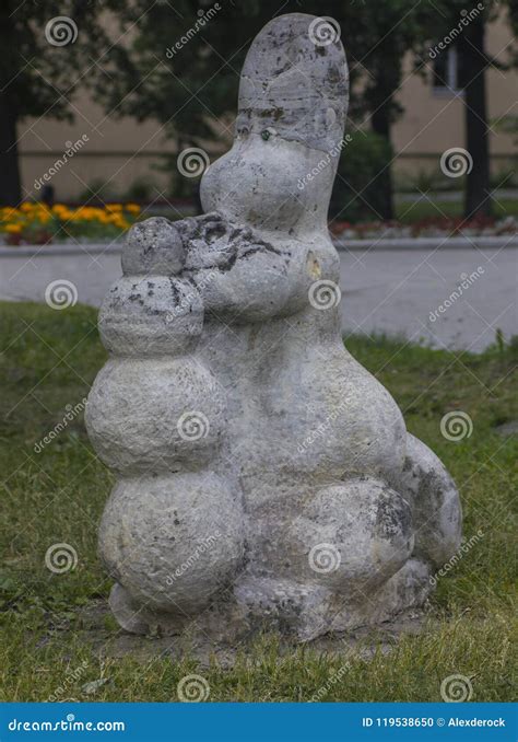 Estatua De Un Duende De La Momia Que Toca Un Instrumento De Viento