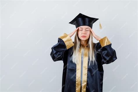 졸업 가운과 사원에 손을 잡고 모자에 금발 소녀 눈을 감고 진정 찾고 무료 사진