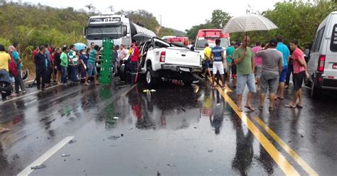 G1 Motorista Tenta Ultrapassagem Bate Em Caminhão E Dois Morrem No