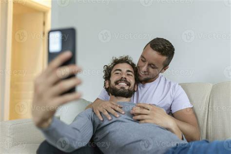 linda joven gay Pareja vídeo vocación su amigos en su vivo habitación a hogar dos masculino