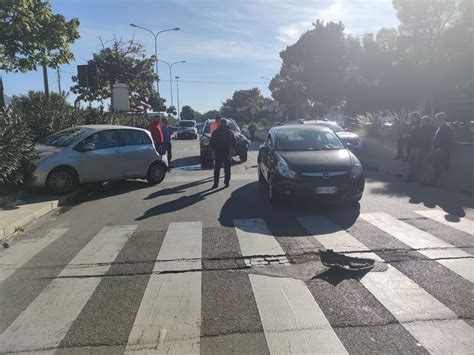 Incidente A Palermo Scontro Tra Auto In Via Lanza Di Scalea Due I