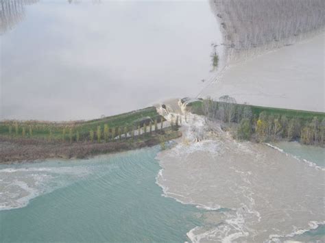 Piena Del Po Il Fiume Rompe Gli Argini Ed Esonda Nel Reggiano Case