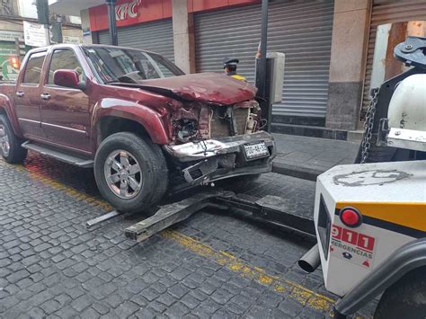 En CdMx patrulla de la SSC choca y termina impactándose contra tienda