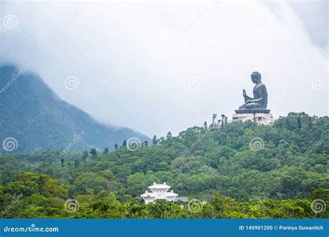 Statua Di Tian Tan Buddha Su Sulla Montagna Villaggio Di Rumore