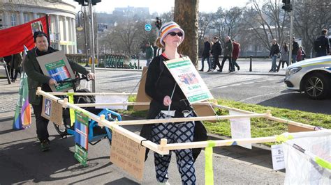 Iaa In M Nchen Geht Weiter Klima Aktivisten K Ndigen Blockade Von