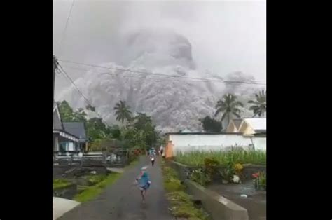 Gunung Semeru Di Indonesia Meletus Warga Panik