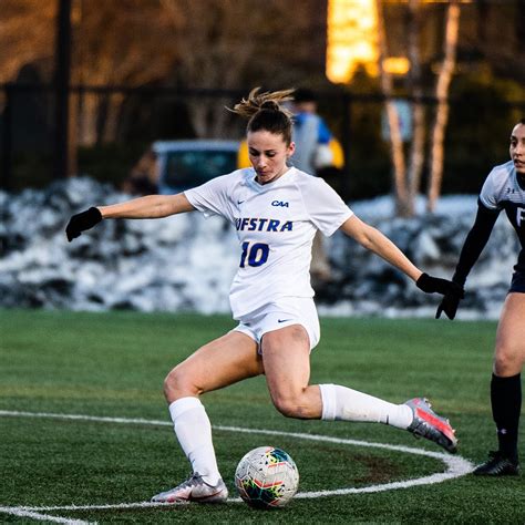 Pride Women S Soccer Takes Down Fairleigh Dickinson 5 1 The Hofstra