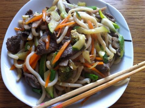 Asiatische Udon Nudeln Mit Rindfleisch Rezept Kochbar De