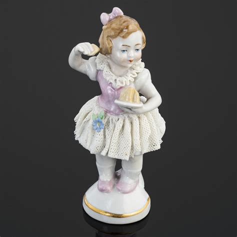 Статуэтка "Девочка с пирогом", фарфор, кружевной фарфор, роспись ...