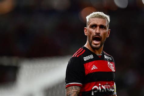 ARRASCAETA ESTÁ MUITO PRÓXIMO DE BATER RECORDE A CAMISA DO FLAMENGO