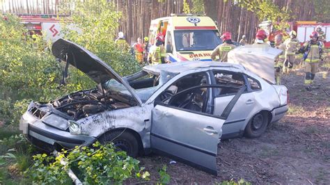 Samochód wypadł z drogi i dachował w rowie Dwie osoby trafiły do