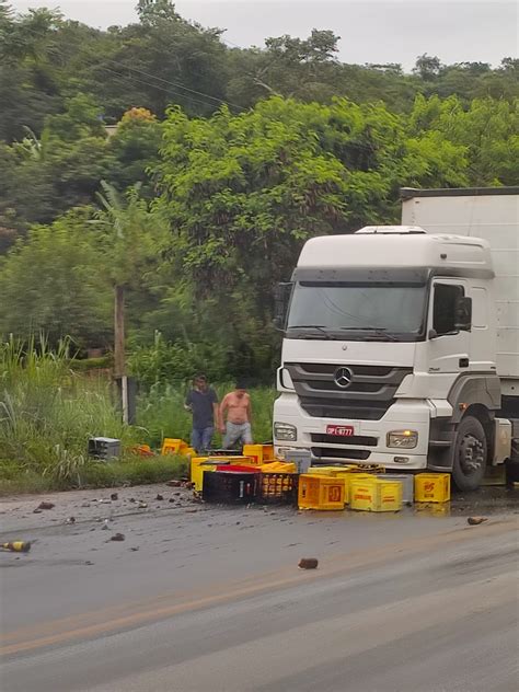 Caminhão carregado cerveja tomba e tem carga saqueada na BR 381