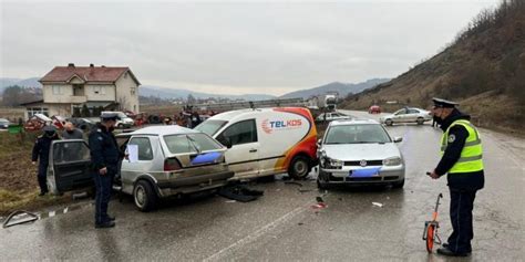 Aksident Trafiku N Rrug N Prishtin Podujev Vdesin Persona