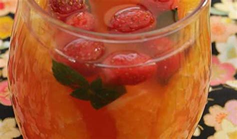 Eau détox orange fraises menthe de A Prendre Sans Faim et ses recettes