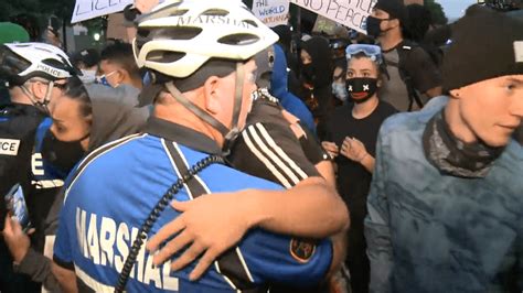 Police Kneel With Protesters To Pray Protest Ends In Hugs Woai