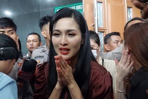 Foto Sandra Dewi Curhat Kena Penyakit Rosacea Di Ruang Sidang Bisa