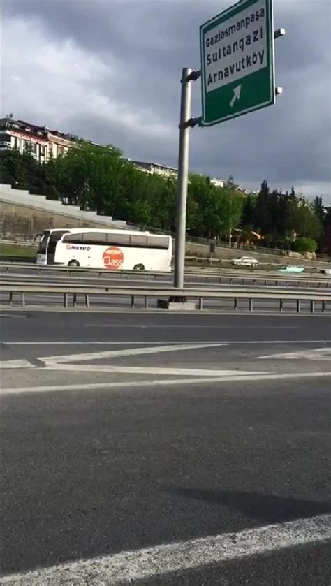 Son dakika haber TEM OTOYOLU NDA GERİ GİDEN YOLCU OTOBÜSÜ KAMERADA