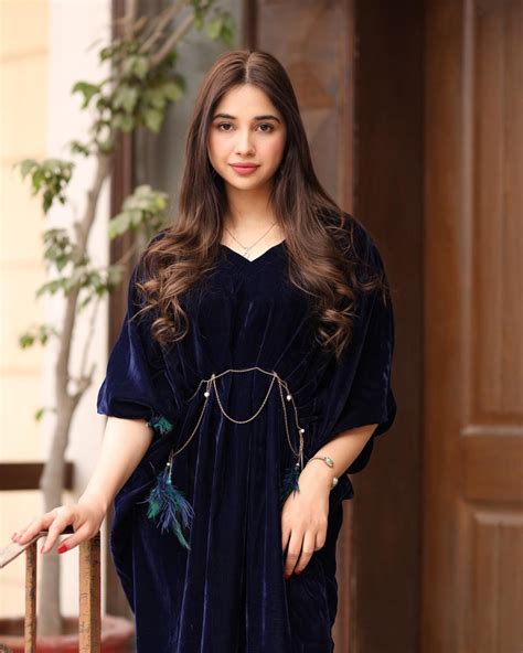 Sabeena Farooq- Personal Life, Career And Dramas | Reviewit.pk