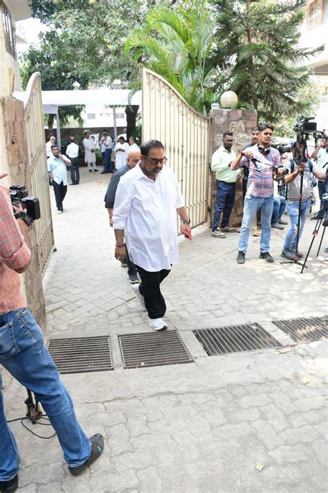 Shankar Mahadevan Zakir Hussain Other Celebs Pay Last Respect To