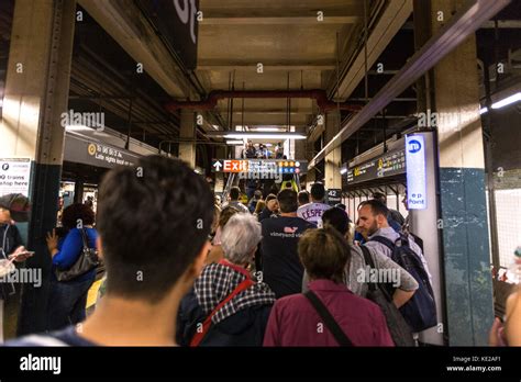 Menschen An Der 42 U Bahnstation Stockfotos Und Bilder Kaufen Alamy