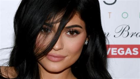 Kylie Jenner Gets Lip Fillers Again See The Pic Iheart